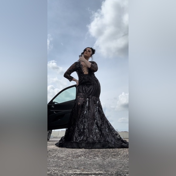 Prom dress size 10 , From algist prom dresses Black with a see through skirt - Picture 2 of 4